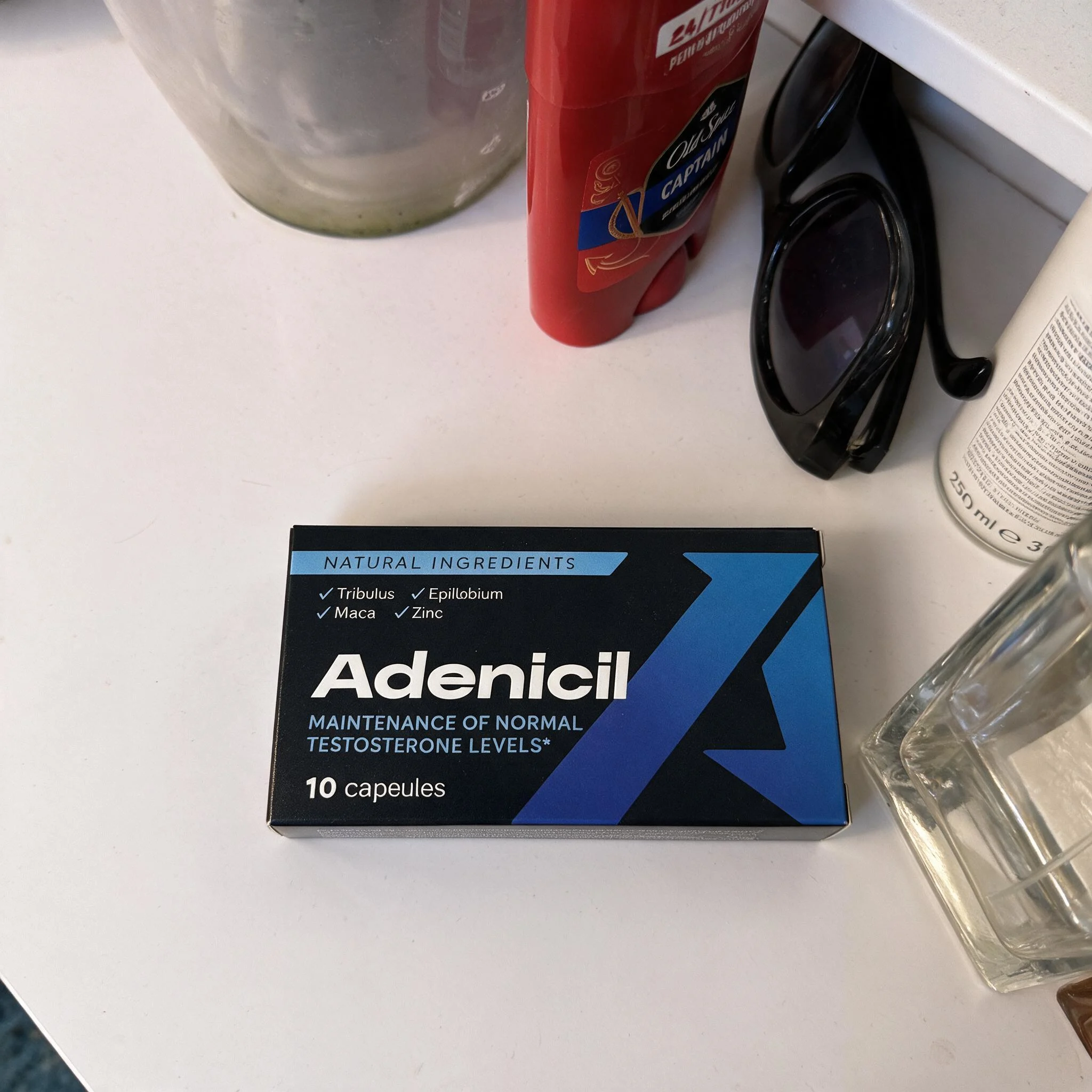 Carlos M. mostrando el envase de Adenicil en Valencia