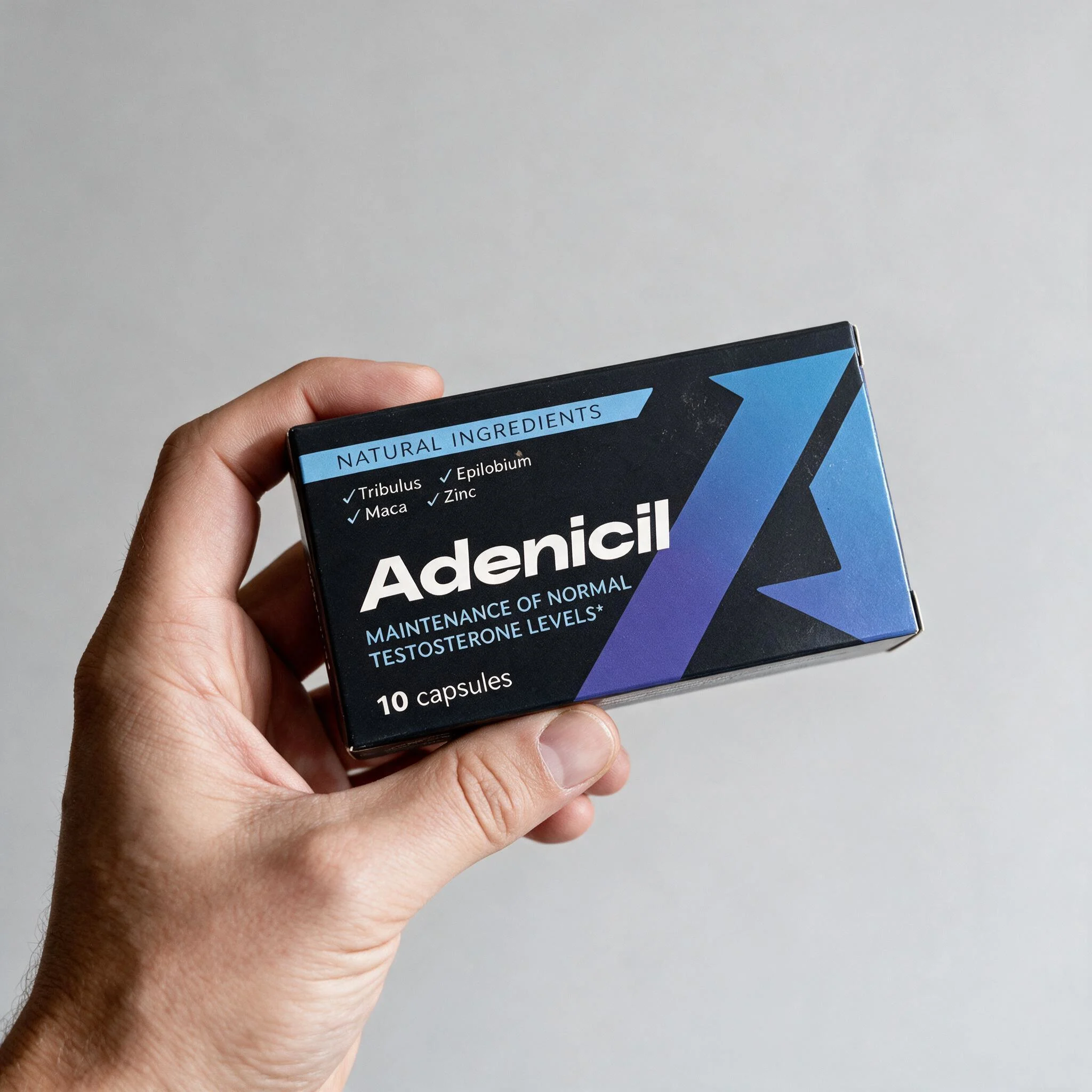 Envase de Adenicil Cápsulas en mano mostrando su tamaño oficial